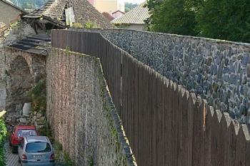 Vnitřní strana jižní linie opevnění ( © Petr Turyna 08/2006)