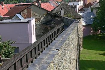 Vnější líc jižního opevnění ( © Petr Turyna 08/2006)