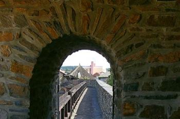 Průhled baštou na ochoz jižní fortifikace ( © Petr Turyna 08/2006)