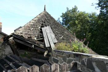 Rozpadající se střecha věže jižního opevnění ( © Petr Turyna 08/2006)