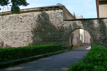 Nezvykle široká fortna do ulice Komenského; jižní opevnění ( © Petr Turyna 08/2006)