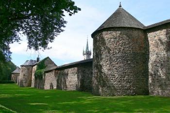 Jihozápadní průběh linie opevnění; věž sv. Jakuba ( © Petr Turyna 08/2006)