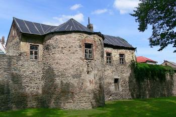 Parazitní zástavba jihozápadního průběhu hradeb ( © Petr Turyna 08/2006)