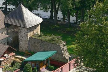 Náběh na jihozápadní ohyb hradeb - přerušení jinak kompaktní linie ( © Petr Turyna 08/2006)