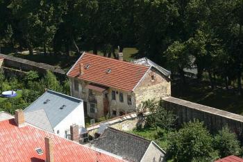Jižní fortifikace s parazitní městskou zástavbou ( © Petr Turyna 08/2006)