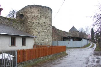 hradba s věžemi na severní straně (© Karel Husák, 03/2009)