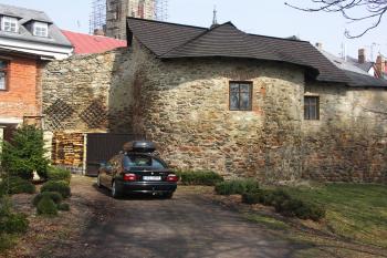 věž v jihozápadní části hradeb (© Karel Husák, 04/2009)