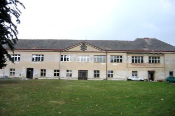 Původně zámek, nyní škola ( © Pavel Vítek 09/2006)