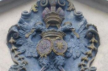 Erb uprostřed čelní budovy školy ( © Pavel Vítek 09/2006)