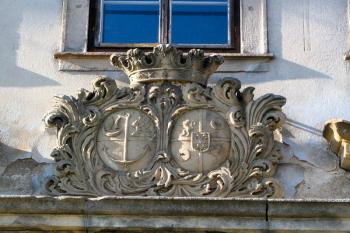 hlavní vstup - alianční znak Kryštofa Václava Nostice a jeho první manželky Juliany Metichové z Cečova ( © Pavel Zany Komárek 29.10. 2005)