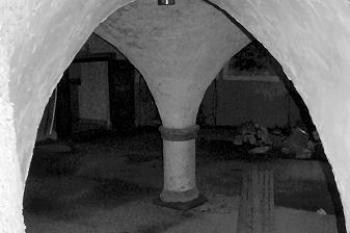 sklep pod západním křídlem ( © Pavel Zany Komárek 29.10. 2005)
