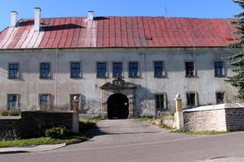 vstupní průčelí ( © Pavel Zany Komárek 29.10. 2005)