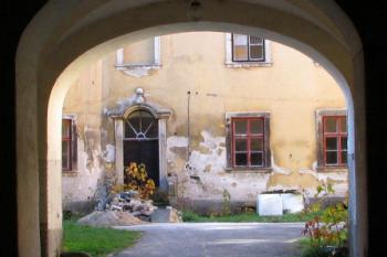 pohled vstupním průjezdem do nádvoří ( © Pavel Zany Komárek 29.10. 2005)