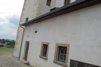 Západní strana se zakladnou věže ( © Dušan Dohňanský 08/2019)