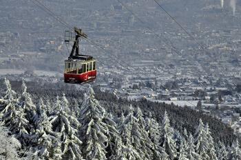 Lanovka na Ještěd a pohled na Liberec ( © Radovan Smokoň 01/2011)