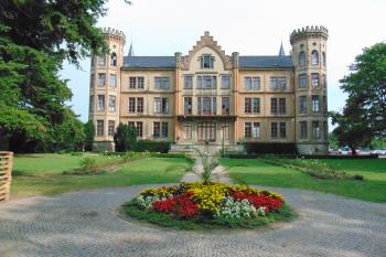 Parkové průčelí obrácené k jz. (© Dušan Dohňanský 08/2020)