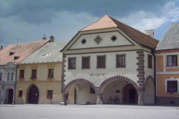 Pohled z náměstí (© Dita Kacerovská 08/2006)