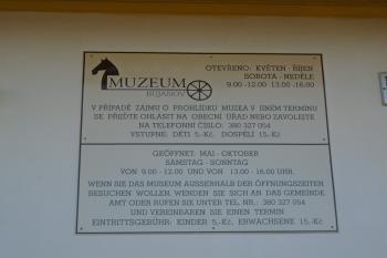 informační cedule na budově muzea (© Jaroslav Špiroch  02/2022)