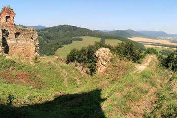 panorama hradu s výhledem na obec Zborov (© Stanislav Drda 08/2010)