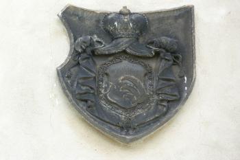 Erb Kinských - Erb Kinských tvořily tři stříbrné vlčí zuby (© František Kinař, 05/2012)