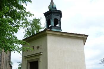kaple sv.Anny v blízkosti kostela (© František Kinař, 05/2012)