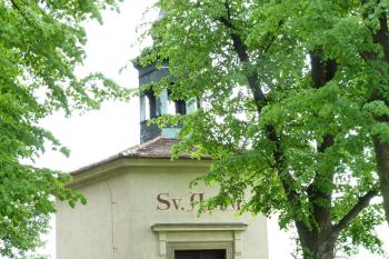 kaple sv. Anny u kostela (© František Kinař, 05/2012)