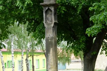Boží muka poblíž  kostela Nanebevzetí P. Marie (© František Kinař, 05/2012)