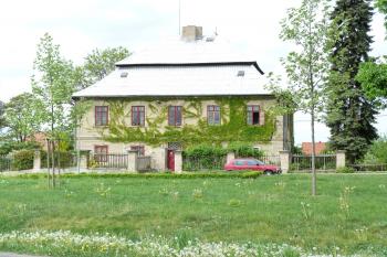 Farní úřad u  kostela Nanebevzetí P. Marie (© František Kinař, 05/2012)