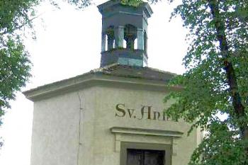 Kaple sv. Anny stojící vedle kostela Panny Marie ( © Pavel Vítek 09/2006)