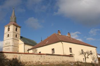 Věž s farou od jihu (© Jaroslav Bušta, 02/2008)