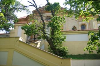 Schodiště ke kostelu ze severní strany ( © Pavel Vítek 09/2006)