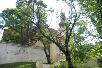 Schodiště ke kostelu ze severní strany ( © Pavel Vítek 09/2006)