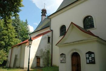 Vchod do kostela spolu s částí lodi ( © Aleš Marek 08/2006)