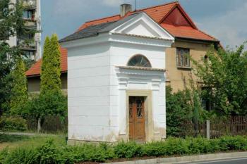 Kaplička na silnici k Doksům ( © Aleš Marek 08/2006)