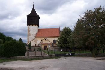 vstup na hřbitov s kostelem (© Stanislav Drda 08/2006)