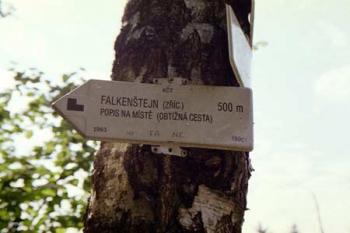 Cedule pod hradem :-) (© 2002 Vlky, Jirka Čížek)