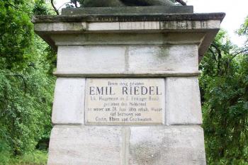 Věnování setníku Emilu Riedlovi od 5.praporu polních myslivců (© Vladimír Studecký 08/2006)