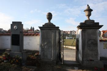 Severní brána s druhotně užitými renesančními náhrobníky ( © Ivan Grisa 12/2009)