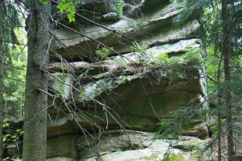 K severu blok spadá kolmou, více než 10 m vysokou stěnou ( © Filip Matoušek 08/2006)
