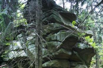 Skalní blok od severovýchodu, v dolní části malý převis ( © Filip Matoušek 08/2006)