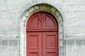 Jeden z bočních vchodů ( © Aleš Marek 08/2006)