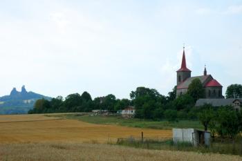 Kostel spolu s hradem Trosky ( © Aleš Marek 08/2006)
