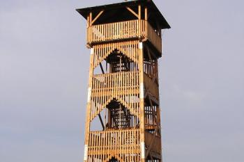 Celkový pohled od jihu na rozhlednu Šance (© Jan P. Štěpánek, 12/2006)