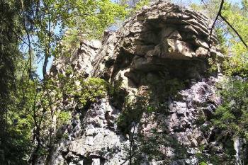 První z řady skalisek tvořících Čtyři palice (© Jan P. Štěpánek 08/2006)