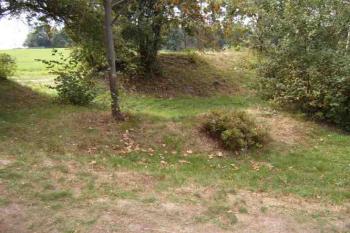 vstup, pohled zevnitř, vpředu náznaky valu ve tvaru L, ochrany vchodu. (© Ondřej Dedek 08/2006)