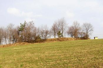 Objekt šancí na severozápadě obce s rozhlednou ( © Jan P. Štěpánek 12/2006)
