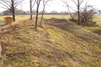 Severovýchodní val šancí s patrnou plochou pro postavení děl v nároží a nájezdem na ní. ( © Jan P. Štěpánek 12/2006)