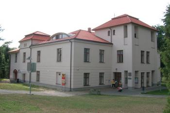 Dříve zámek, dnes víceúčelový obecní dům. (© Adam Prokeš 08/2006)