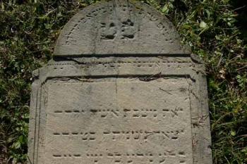 Židovský hřbitov Brumov - Pískovcový, zlomený náhrobní kámen (© George Párátko 2005)