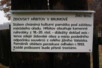 Židovský hřbitov Brumov - informační tabule (© George Párátko 2004)